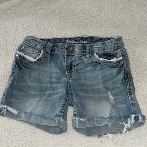 Ariya jean shorts. Size: 3/4